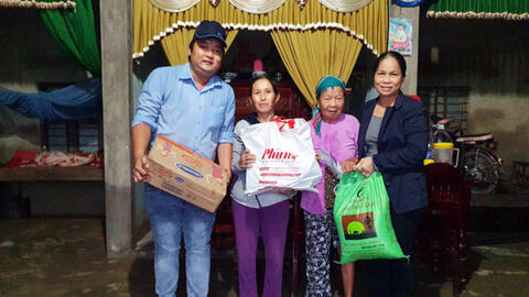 Người lao động Vinamilk góp ngày lương, hỗ trợ miền Trung gần 4 tỷ đồng