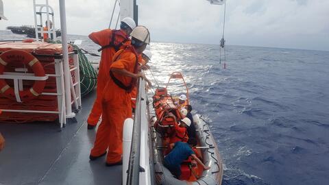 Cứu sống thuyền viên bị tai biến trên vùng biển Hoàng Sa