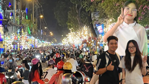 Đêm Noel 24/12: xóm đạo lớn nhất TP.HCM đông kín người, người dân nhích từng chút một để "check-in" cùng tiểu cảnh
