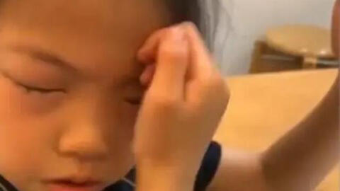 Bé gài 9 tuổi gần như bị mù, thủ phạm có thể cũng đang ở quanh bạn