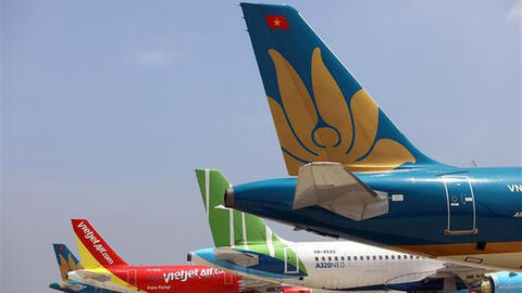 Các hãng hàng không hủy hàng loạt chuyến bay vì bão số 13