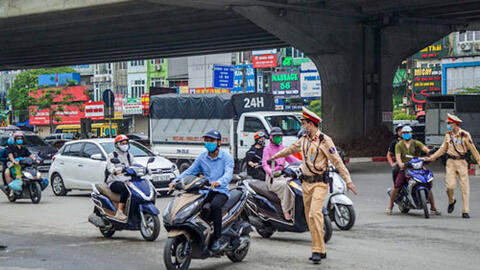 Cảnh sát giao thông được trang bị nhiều loại súng khi tuần tra, kiểm soát