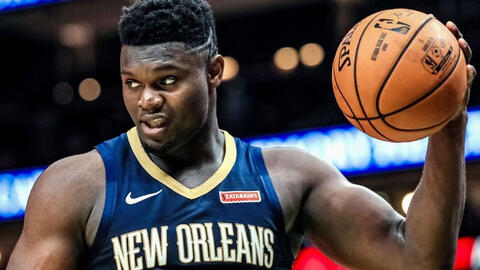 VĐV bóng rổ Zion Williamson có lực húc ngang với chiếc ô tô di chuyển tốc độ 16 km/h