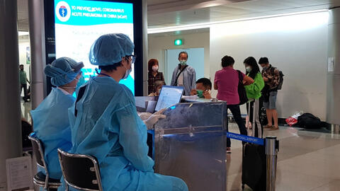 TP Hồ Chí Minh lấy mẫu tầm soát COVID-19 hành khách đến từ 3 sân bay phía Bắc