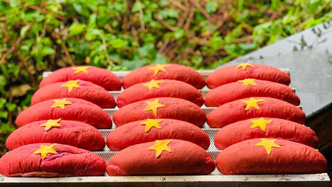 "‘Bánh mì yêu nước" dành tặng những người lao động gặp khó khăn vì covid-19