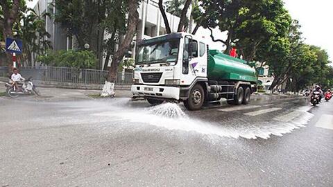 Hà Nội chi 114 tỷ đồng rửa đường chống nóng