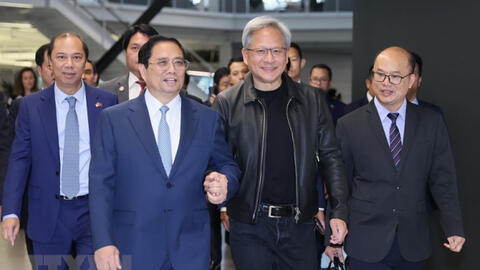 Chuyện chưa kể về cuộc làm việc đặc biệt của Thủ tướng Phạm Minh Chính và cỗ "siêu" máy tính nặng 32kg