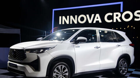 Toyota Innova Cross mới trông "giống Highlander", ăn ít xăng hơn Wigo: Bí mật nằm ở đâu?