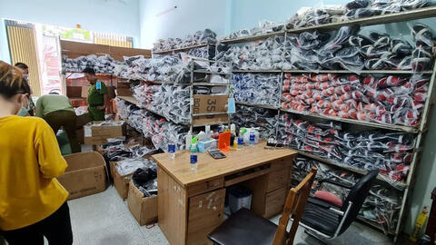 Bình Dương thu giữ 1.500 đôi giày Nike, Adidas nghi giả