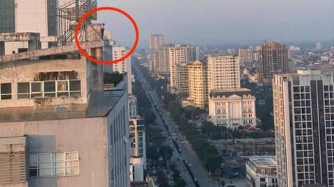 Thiếu tá công an kể lại giây phút nghẹt thở giải cứu cô gái định nhảy từ nóc chung cư 25 tầng tự tử