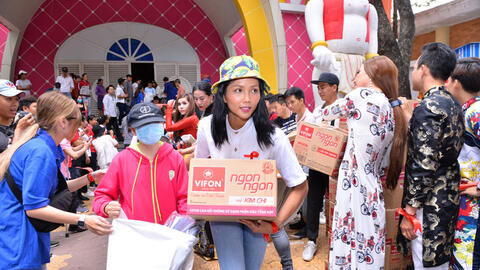 Hoa Hậu H’Hen Niê và dàn sao tiếp sức đến trường cho trẻ bị nhiễm HIV