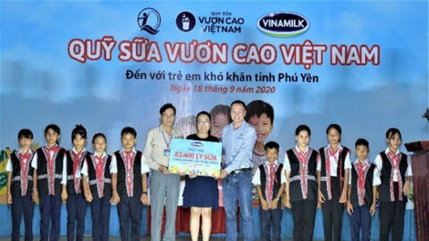 Quỹ sữa vươn cao Việt Nam và Vinamilk trao tặng 83.400 ly sữa cho trẻ em khó khăn Phú Yên