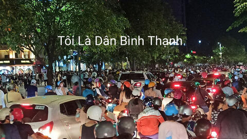 TPHCM: Phố đi bộ Nguyễn Huệ đông đúc tối cuối tuần dù dịch vẫn ở mức nguy cơ cao