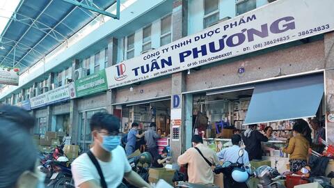 Người Sài Gòn tăng cường mua khẩu trang y tế phòng ngừa COVID-19, giá tăng nhẹ