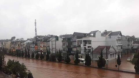 Không chỉ Đắk Lắk thất thủ, Đà Lạt cũng chìm trong biển nước vì lũ