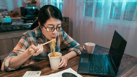 "Bẫy người nghèo": Khi những khoản chi "bé tí ti" khiến chúng ta rỗng ví