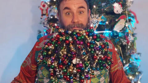 Người đàn ông lập kỷ lục Thế giới với bộ râu làm bằng hơn 700 đồ Giáng sinh