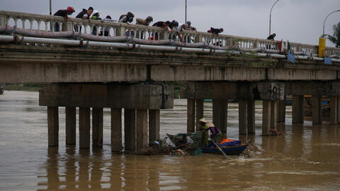 Người dân bất chấp dòng nước xiết bơi thuyền ra cứu người phụ nữ tự tử