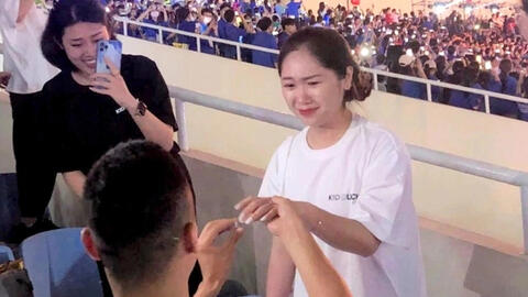 Cặp đôi bất ngờ cầu hôn trên khán đài Lễ khai mạc Sea Games 31