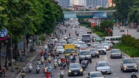 Hà Nội nới lỏng giãn cách, người dân chen nhau mua bánh Trung thu
