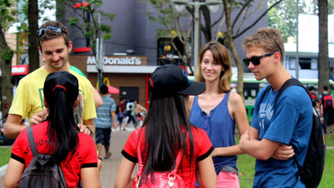 Đi "săn Tây" để luyện tiếng Anh cần tránh hỏi những câu này, nếu không muốn bị đánh giá là "kém duyên"