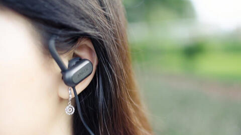 Lạm dụng tai nghe bluetooth có nguy cơ giảm thính lực