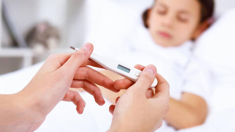 Phụ huynh nên làm gì khi trẻ sốt do mắc COVID-19?