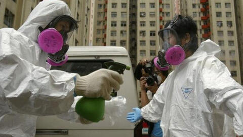 Virus corona mới có thể lây từ người sang người nguy hiểm thế nào?