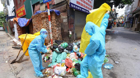 Hình ảnh thầm lặng trong vùng dịch của công nhân môi trường Hà Nội