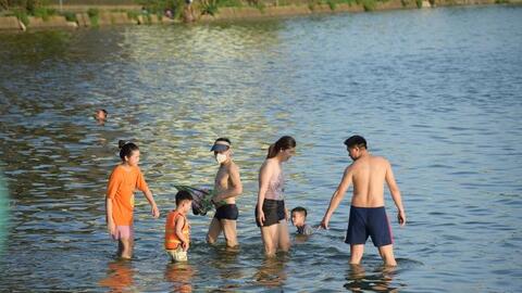 Bãi tắm tự phát ven Hồ Tây bị giải tán nhanh chóng