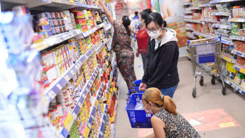 Thực phẩm đồng loạt tăng giá do nhu cầu mua sắm Tết