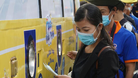 Sau 'ATM gạo', Sài Gòn có thêm xe buýt phát... khẩu trang miễn phí tự động