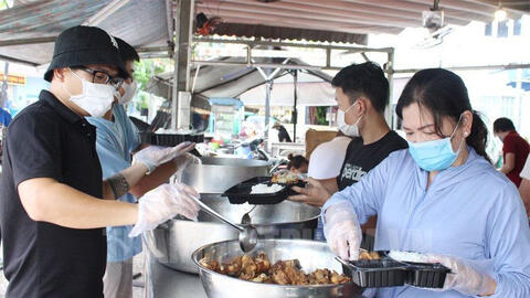 Những bếp ăn từ thiện luôn đỏ lửa giữa Sài Gòn