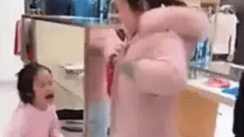 Con gái đá mẹ 3 phát vì không được đi ăn, người cha làm hành động khiến netizen lắc đầu: Sai càng thêm sai