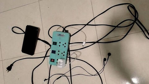 Một học sinh tiểu học bị điện giật tử vong khi cầm điện thoại của bố chơi