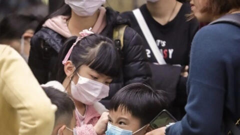 Virus corona hoành hành, phụ huynh thà cho con nghỉ học, mất bài!