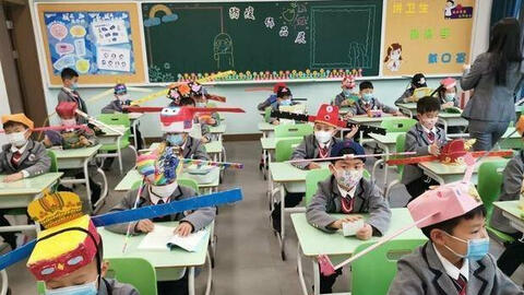 Trung Quốc: Học sinh đội mũ giãn cách 1 mét đảm bảo giãn cách trong lớp học