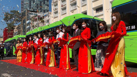 Khai trương tuyến xe buýt điện đầu tiên tại TP.HCM