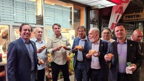 Tổng Thống Brazil phải ăn pizza trên vỉa hè New York do không có xác nhận tiêm chủng Covid-19.
