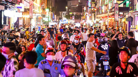 Phố đi bộ Bùi Viện nhộn nhịp ngày đầu hoạt động trở lại