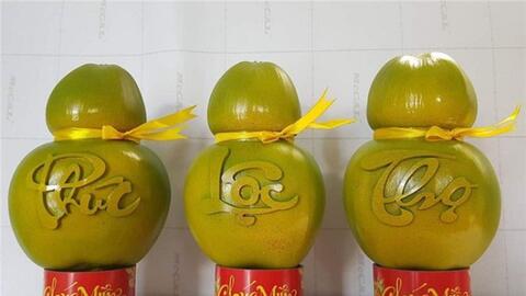 Bưởi tạo hình 'độc, lạ' chưng Tết hút khách
