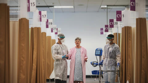 Bên trong bệnh viện dã chiến hiện đại điều trị bệnh nhân COVID-19 của Mỹ