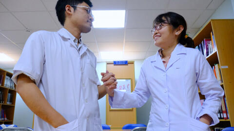 Vợ chồng giảng viên trường y và những ngày điều trị F0