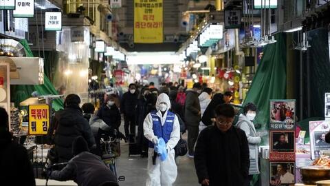 Người dân trên thế giới lo sợ khi dịch COVID-19 lan rộng ra ngoài Trung Quốc