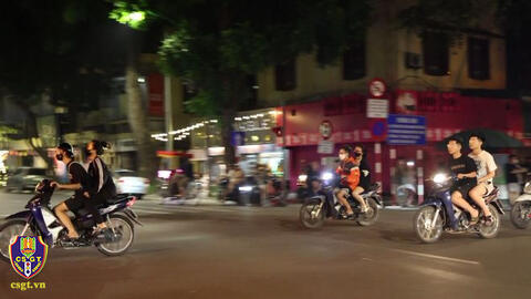 Không đội mũ bảo hiểm bị 141 dừng xe, quái xế tuổi teen khóa cổ, bỏ xe giữa phố