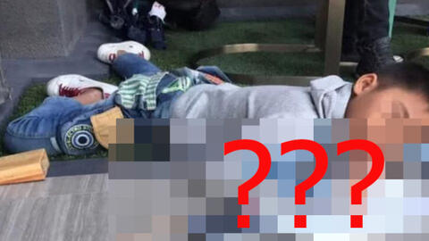 Bức ảnh cậu bé cấp 1 nằm ngủ, trên tay cầm một thứ khiến nhiều cha mẹ giật mình: Trẻ nhỏ đang chịu áp lực hơn bao giờ hết