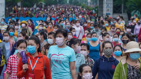 Cảnh đông đúc tại Công ty PouYuen