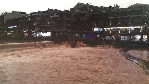 Đập Tam Hiệp xả lũ, Phượng Hoàng cổ trấn bị nhấn chìm trong mưa lũ