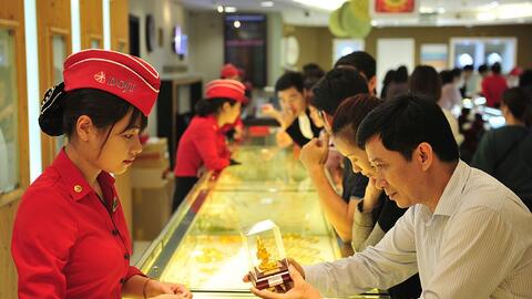 Giá vàng bất ngờ tăng mạnh chiều cuối tuần