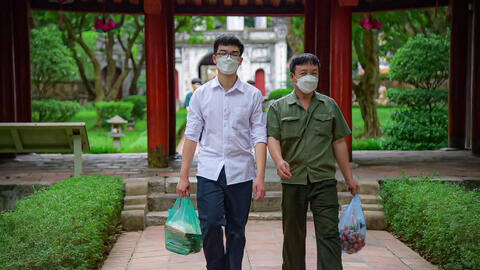 Trước ngày thi tốt nghiệp THPT, phụ huynh nườm nượp đưa con tới Văn Miếu dâng hương cầu may